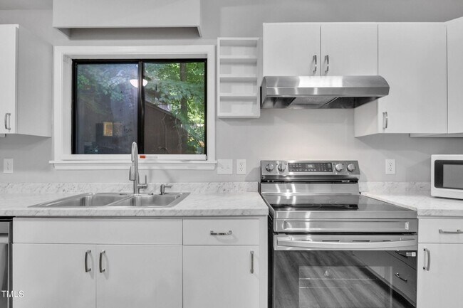 Building Photo - Spacious and Renovated 3BR Townhome in Cha...