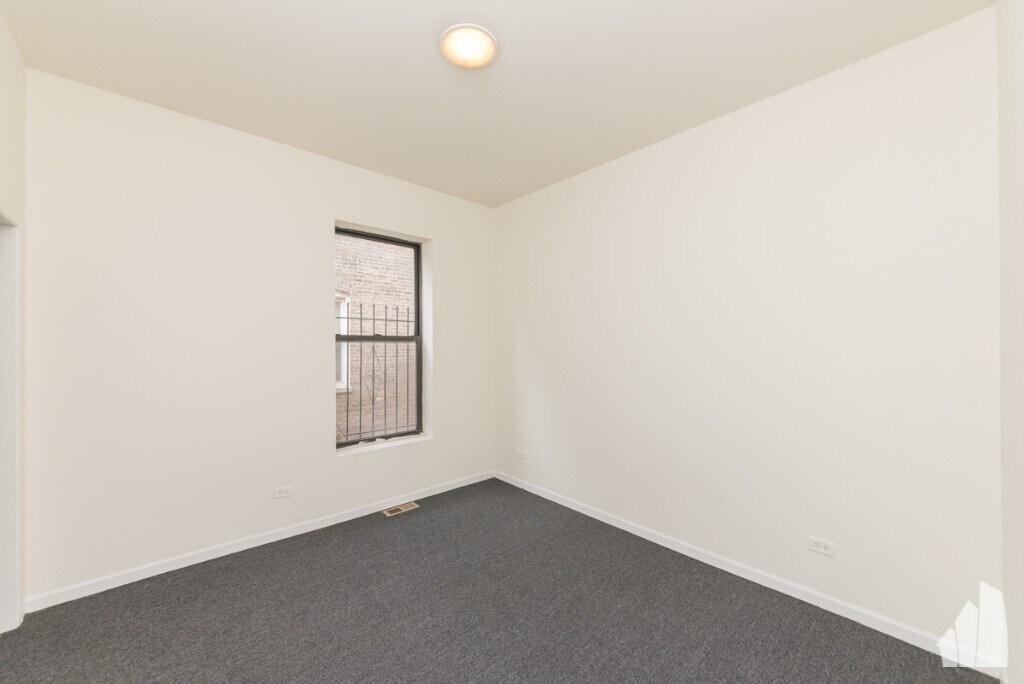 Building Photo - 2835 W Medill Ave