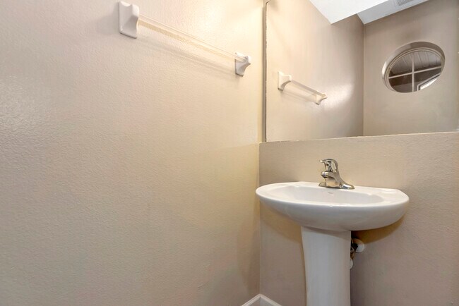 Building Photo - 253 Catriona Dr
