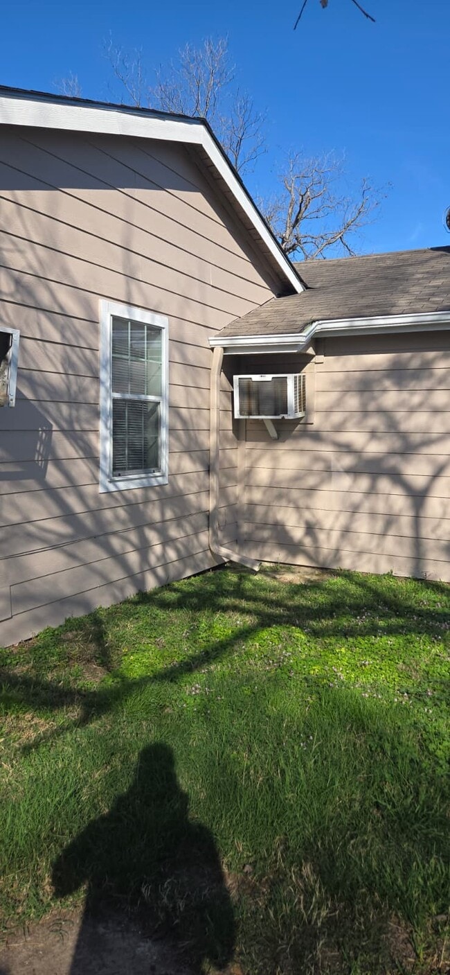 Building Photo - 6928 Hershe St