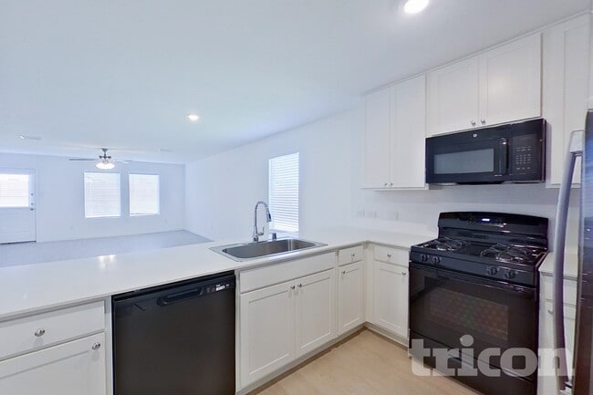 Building Photo - 1604 Parlier St