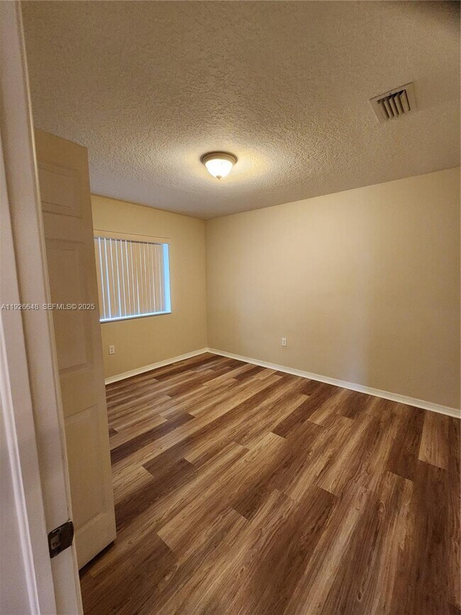 Building Photo - 1580 NE 35th Ave