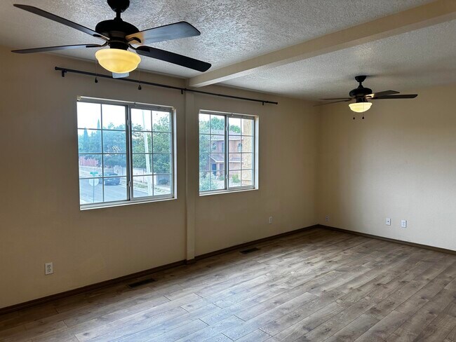 Building Photo - 800 Halter Dr SW
