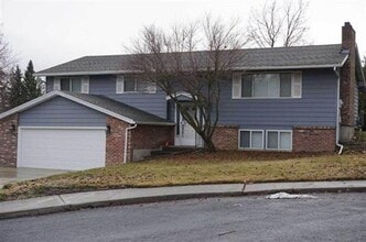 Building Photo - 906 Summit Dr