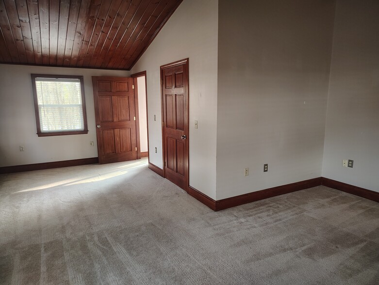 Master bedroom - 18 Buckwood Rd