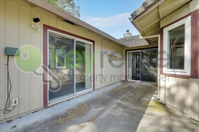 Building Photo - 2624 Walnut Ave