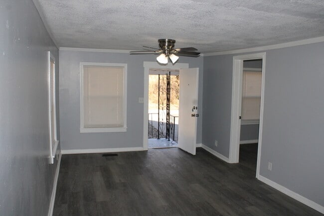 Building Photo - Cozy 3-bedroom, 1 full bath with vanity home located in Kansas City, MO.