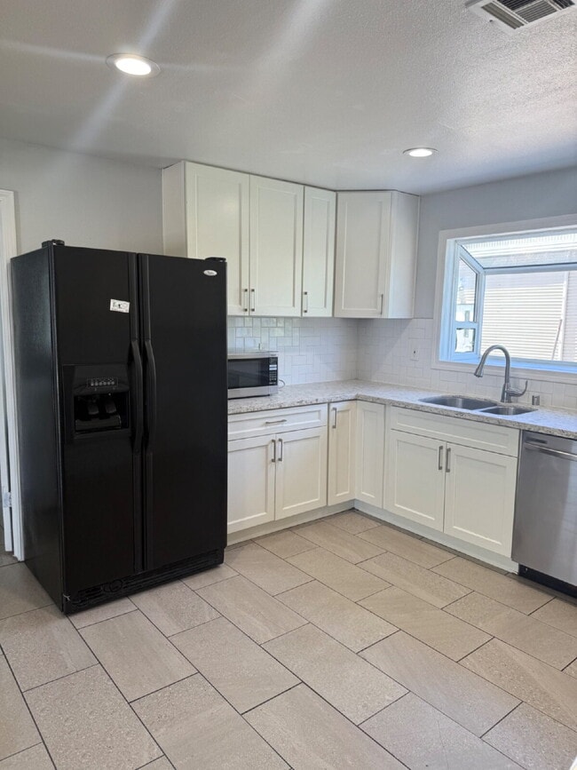 Building Photo - Charming 4-Bedroom, 2-Bath Country Home wi...