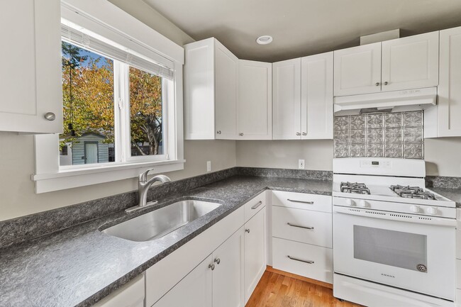 Building Photo - 3 Bed 1 Bath - Craftsman - Fenced Backyard...