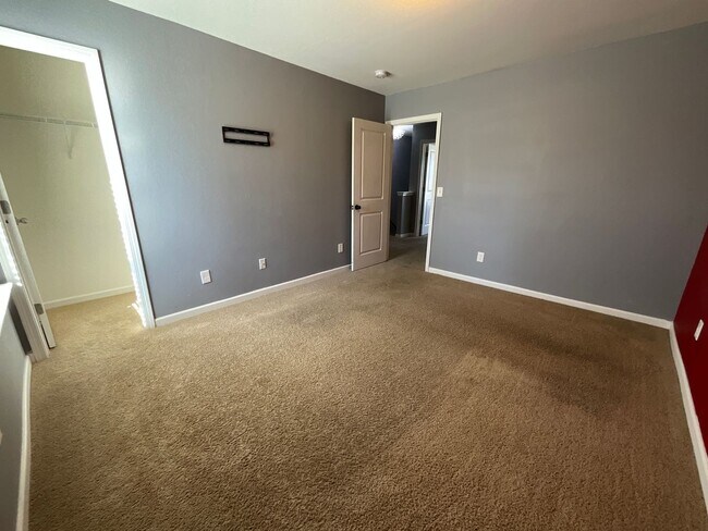 Building Photo - Large 5 bedroom home in Established Neighborhood ready to rent!