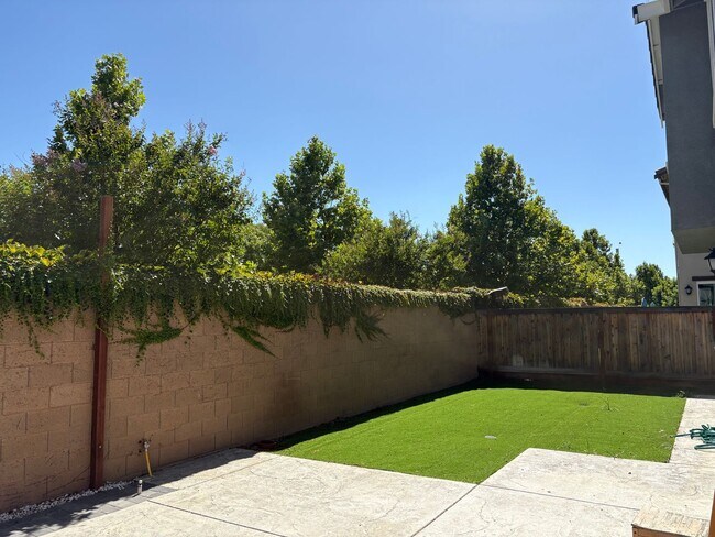 Building Photo - 3 bedroom 2.5 Bath with Solar in Brentwood