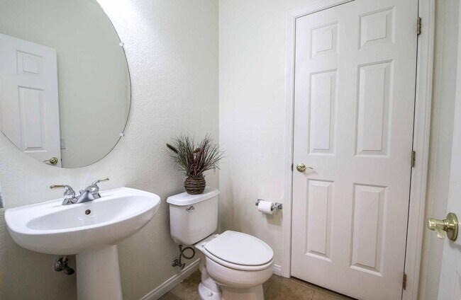 Building Photo - 3 BEDROOM SPACIOUS HOME IN SUMMERLIN!