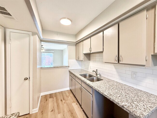 Building Photo - 7980 Grove Ridge Dr