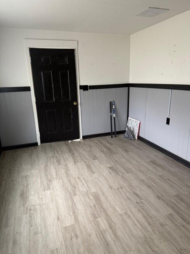 Building Photo - 319 Harding St