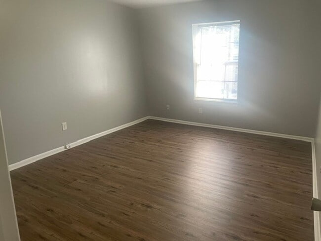 Building Photo - Updated Condo Off Country Club Road