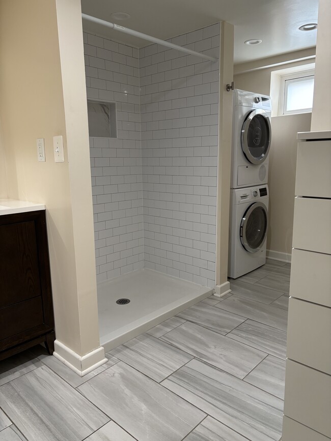 Building Photo - 2909 Tremont Ave