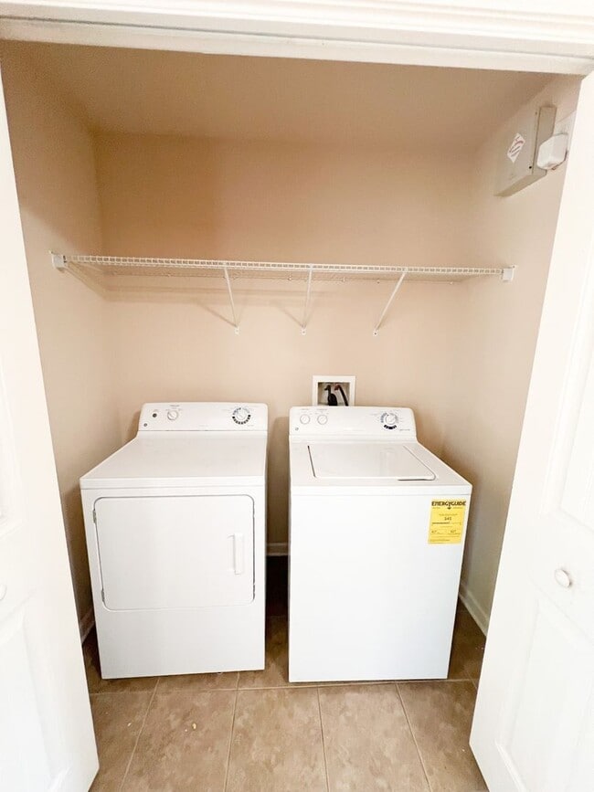 Building Photo - 2 Bedroom 1.5 Bath Townhome