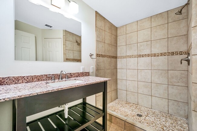 Building Photo - Spacious 6-Bedroom, 3.5-Bath Pool Home Near ASU Campus