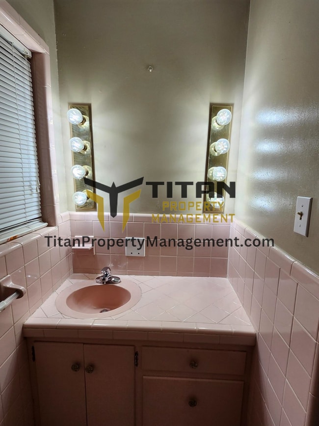 Building Photo - 3b/2b house