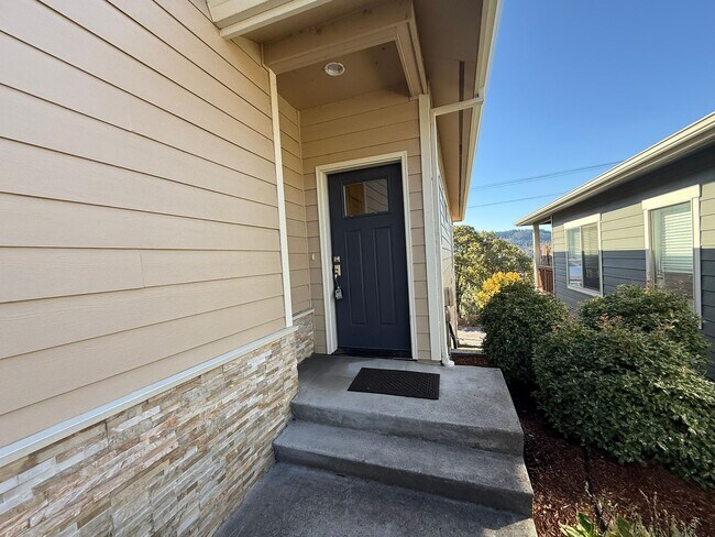 Building Photo - 2 Bedroom Townhouse For Rent In White Salmon