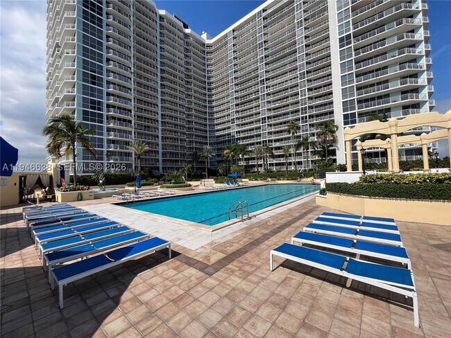 Building Photo - 7601 E Treasure Dr