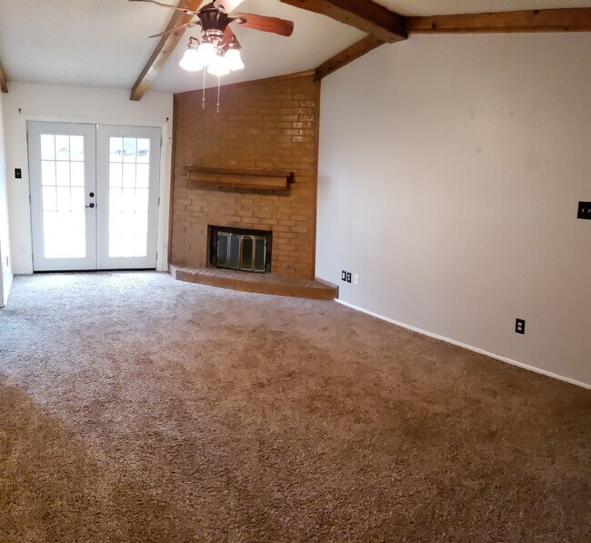 Building Photo - Location Location. 3/2/2 Adorable Home