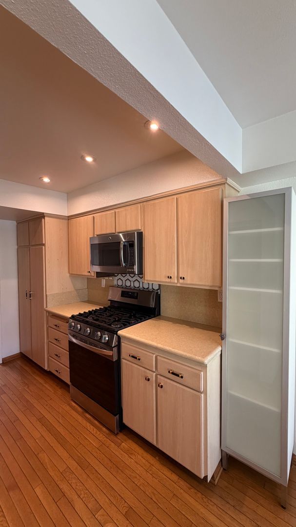 Building Photo - DESIRABLE TWO BEDROOM TWO BATH HOME IN STUDIO CITY