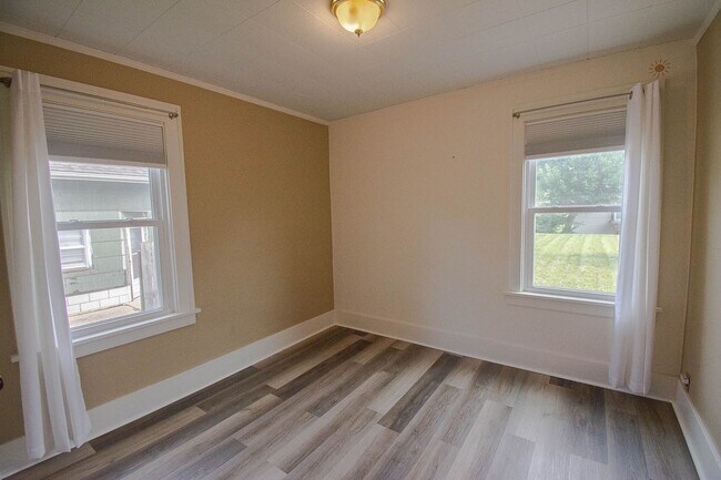 Building Photo - 610 Lyndale St