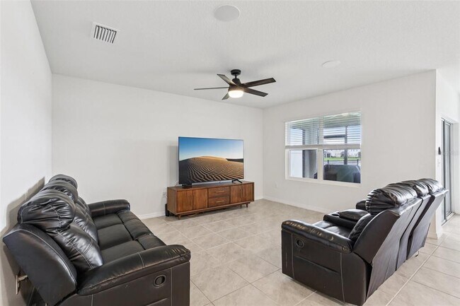 Building Photo - 15825 Mauvewood Ave