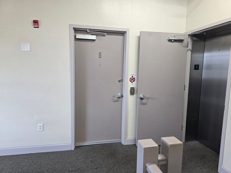 Building Photo - 1118 S Charles St