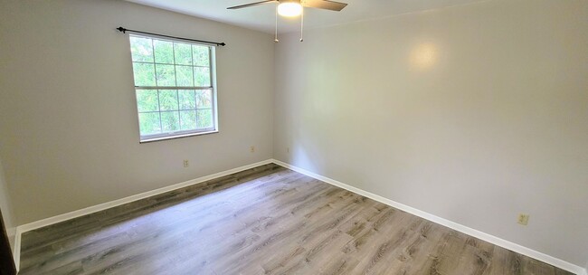 Building Photo - Lenoir City, 37772 - 2 Bedroom, 2 Full Bat...