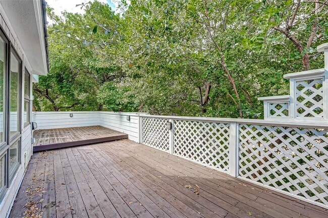 Building Photo - 8986 Chatsworth Dr