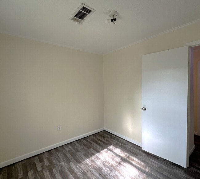 Building Photo - 1043 Westwood Dr