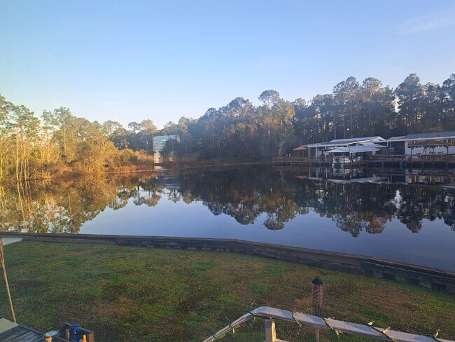 Building Photo - Nicely Redone 1/1 on Center Lake