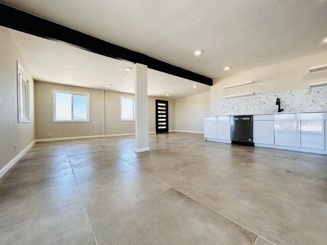Building Photo - Quiet 2 bd House Surrounded by Open Desert