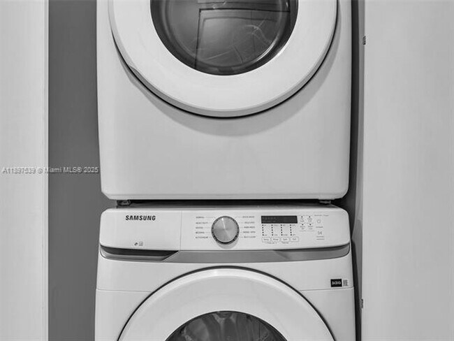 Building Photo - 700 NE 24th St