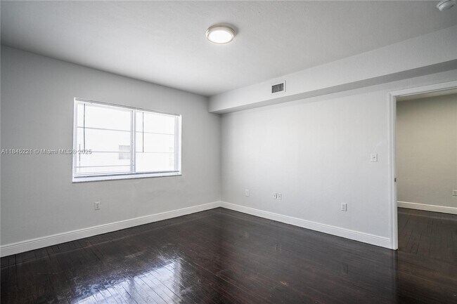 Building Photo - 1007 Bay Dr
