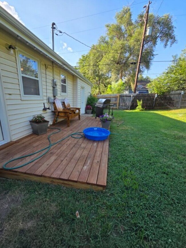 Building Photo - 3-4 bedroom ranch with attached garage, fe...