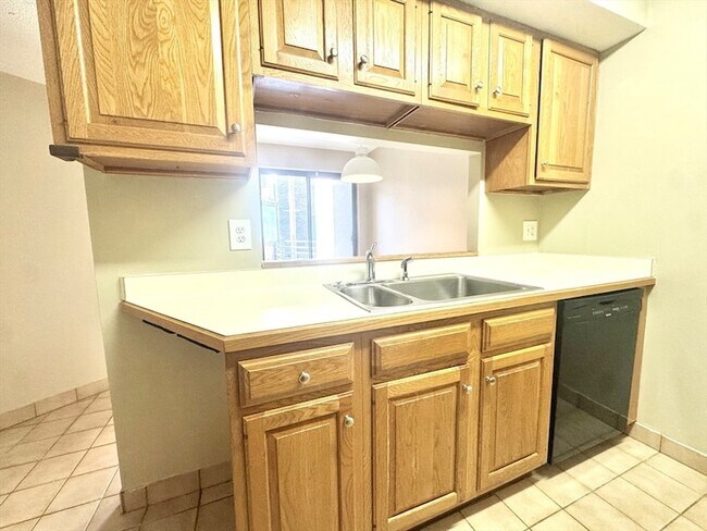 Building Photo - 147 Kelton St