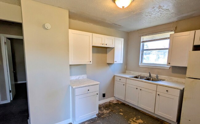 Building Photo - "Cozy 2-Bed, 1-Bath Haven in the Heart of ...