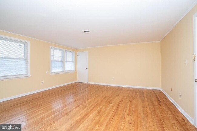 Building Photo - 15 Cranbury Rd