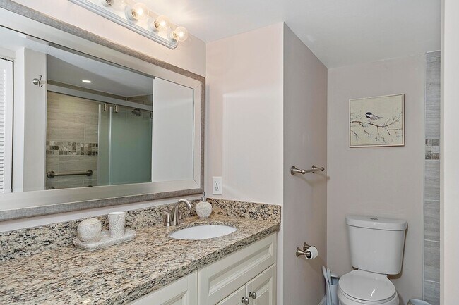 Building Photo - 1032 Lincoln B