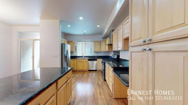 Building Photo - 11622 Oxnard St