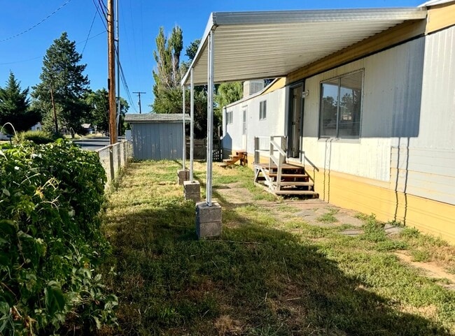 Building Photo - Available NOW!  Affordable 2bdrm, 1 bath
