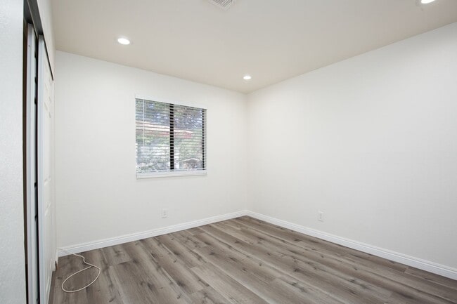Building Photo - Completely remodeled 2nd floor unit near S...