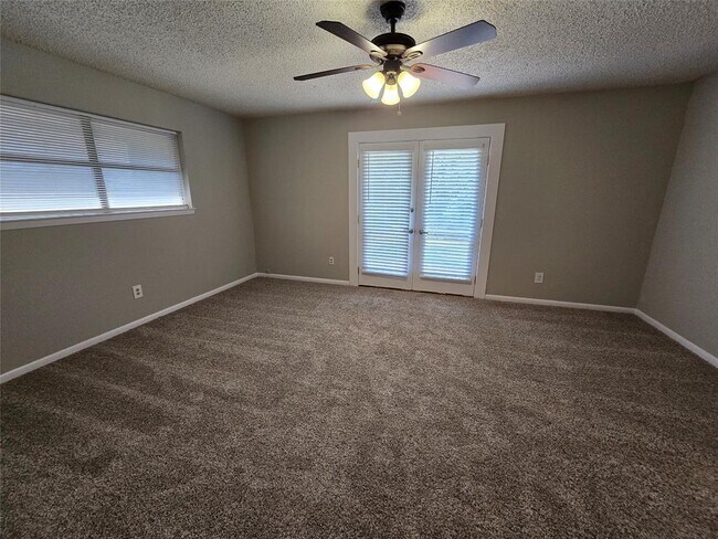 Building Photo - 402 Greenwood Dr