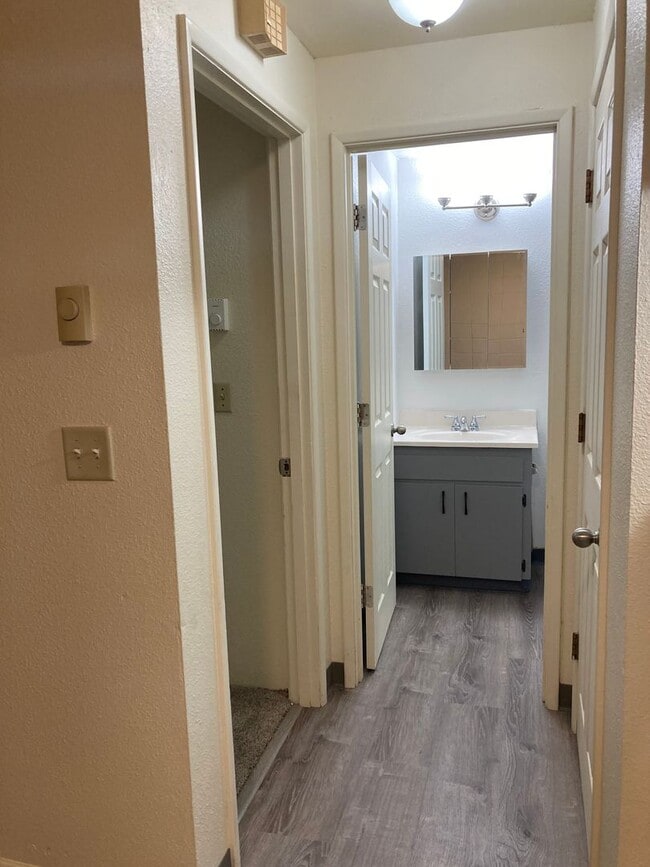 Building Photo - (CAM 3)  Very Nice Large 1 bed Apt - Close...