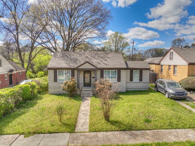 Building Photo - Charming 3-Bedroom Home with Hardwood Floo...