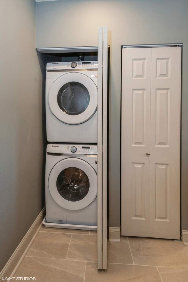 Building Photo - 1446 W Irving Park Rd