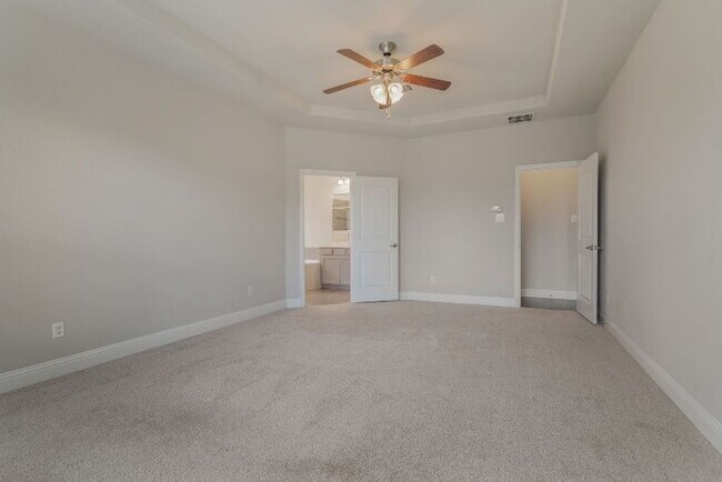 Building Photo - "Beautiful 3-Bed, 2-Bath Retreat in Northl...